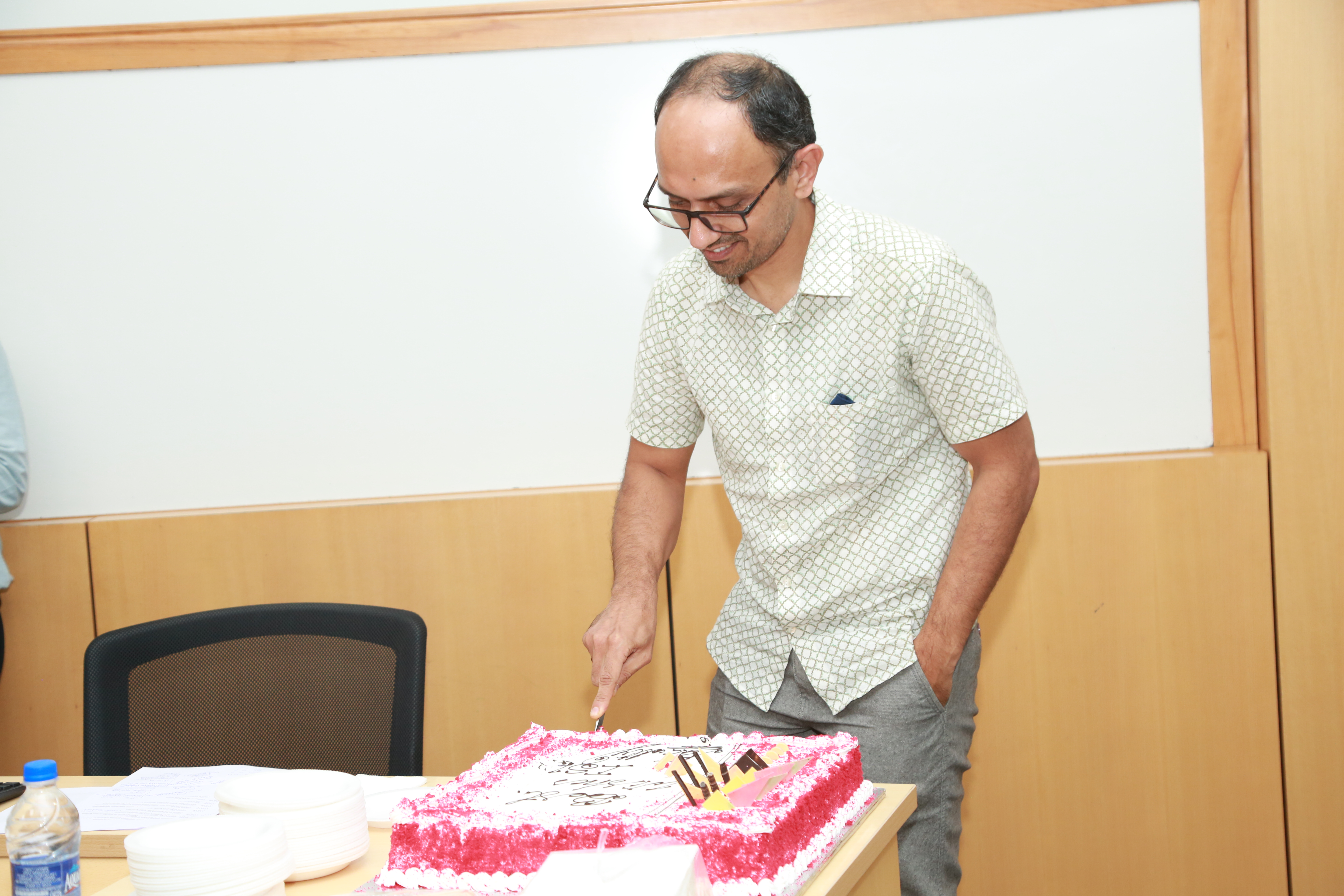 Prof Sarang Deo cuts the cake from faculty